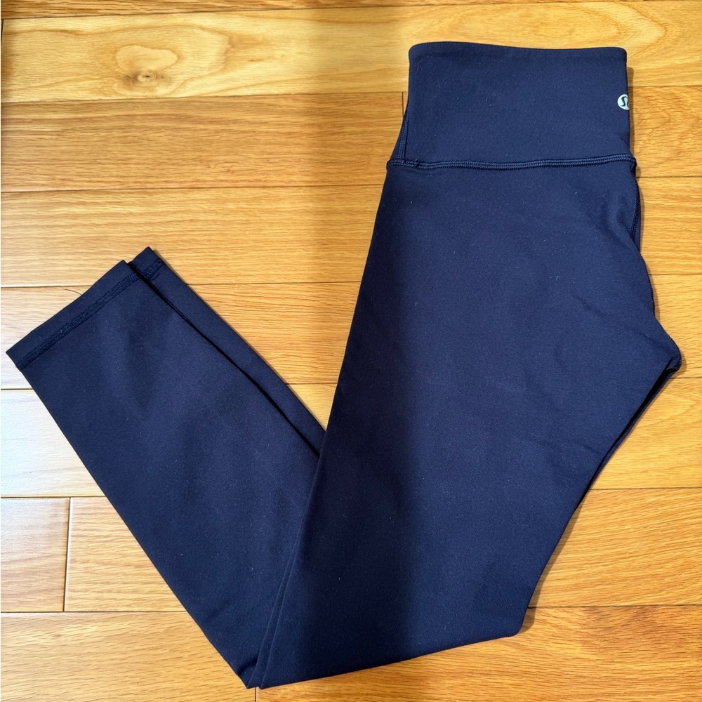 Lululemon Wunder Under yoga pants / leggings in navy blue size 6!